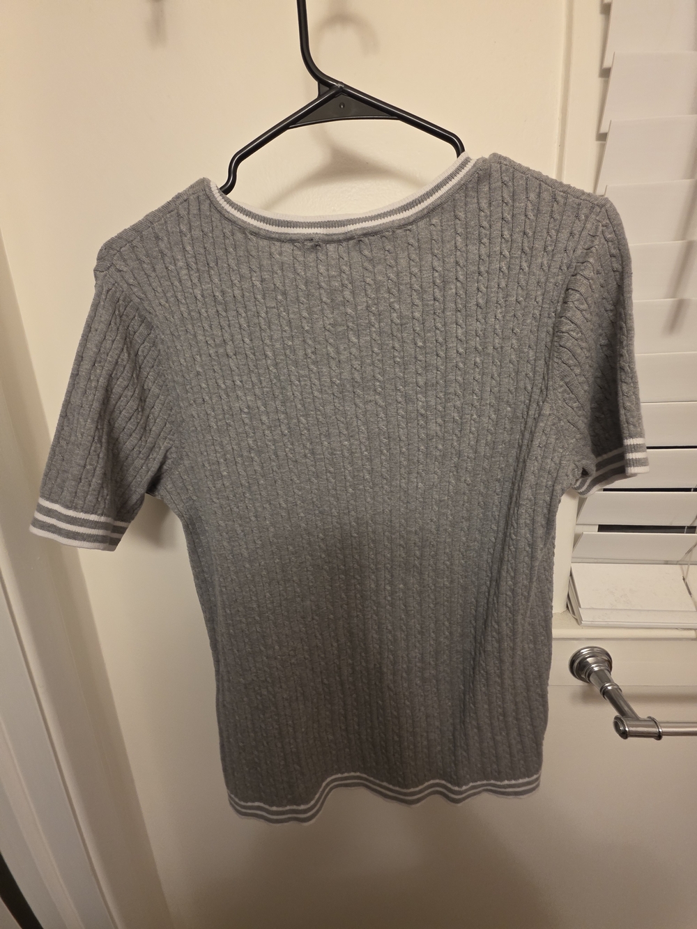 Tommy Hilfiger Light Gray V-Neck Cable Knit Short Sleeve Sweater - Picture 3 of 3